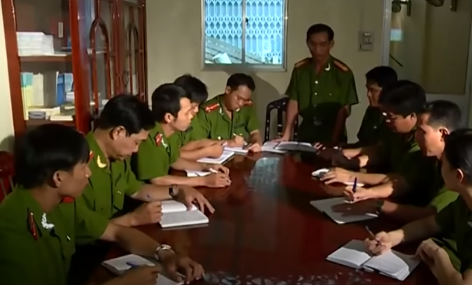 Hàng chục đối tượng nổi lên ở các xã lân cận được mời lên làm việc nhưng không có kết quả. Khoảng 10h sáng ngày 22/3/2012, lực lượng công an nhận được tin báo vô cùng quý giá từ quần chúng nhân dân. Theo đó, nghi can được nhận định là Trần Thanh Chí (SN 1990, quê quán huyện Phú Tân, tỉnh An Giang).