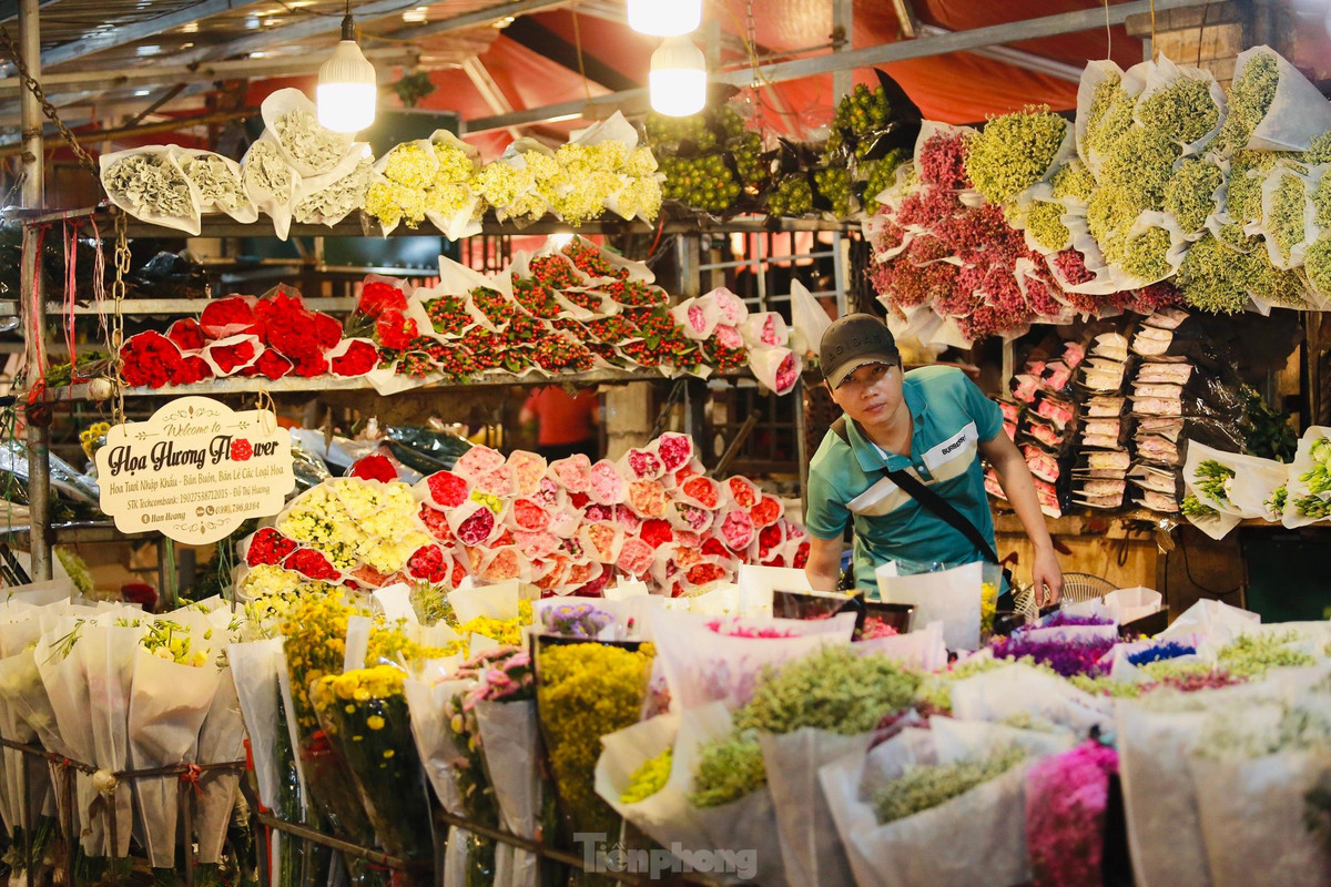 Cách trưng bày, bài trí, sắp xếp hoa của mỗi gian hàng cũng là một nghệ thuật quan trọng để hấp dẫn người mua. Người bán thường xếp theo màu và loại hoa để người mua dễ lựa chọn.
