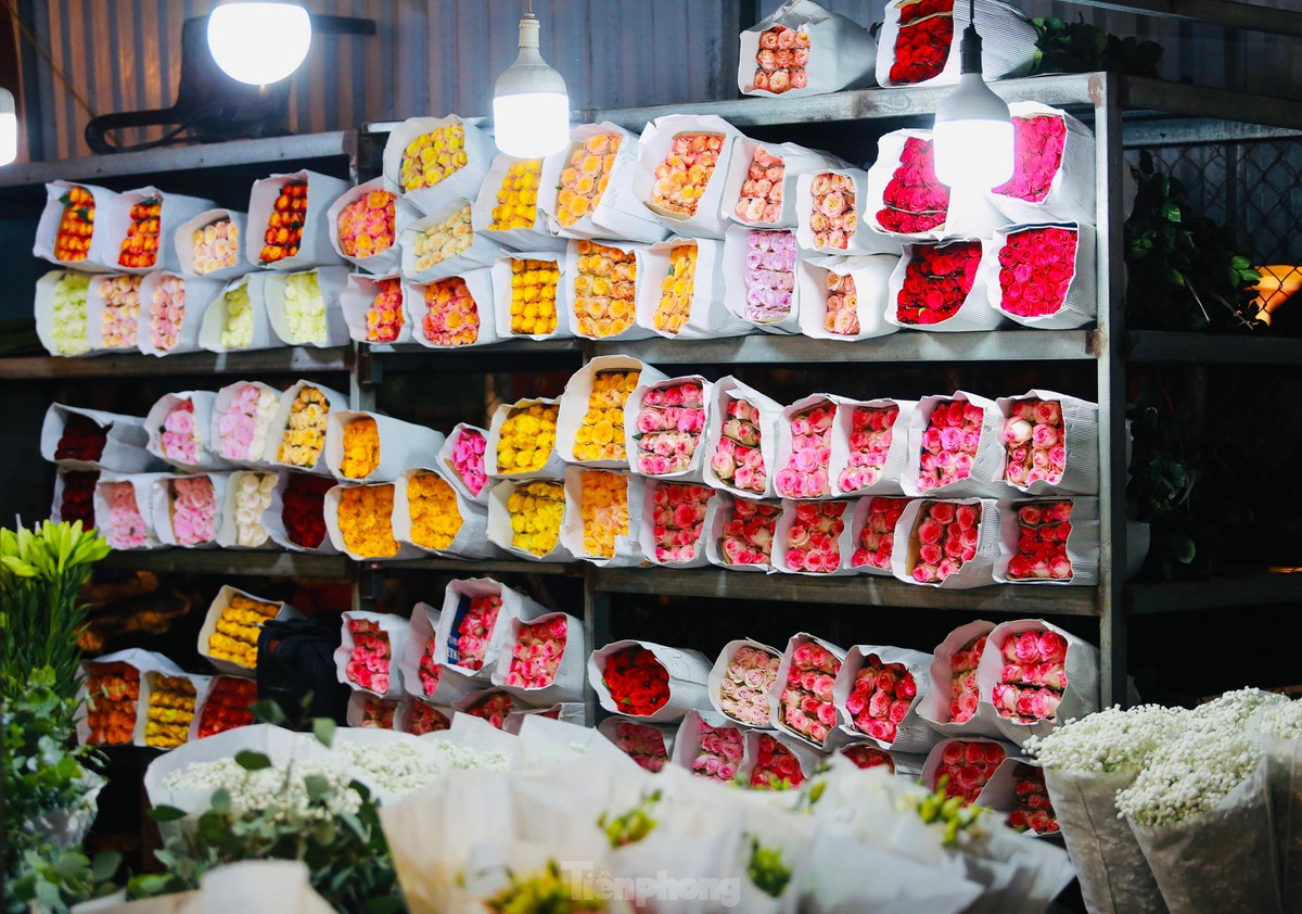 Các giống hoa hồng ngoại đủ màu sắc được trưng bày trên kệ làm say đắm những người yêu hoa. Đặc biệt, khi các loại hoa được chở đến chợ từ 23h đêm, người mua được tận hưởng mùi hương ngào ngạt, dịu nhẹ của mỗi loại hoa, thêm năng lượng tích cực đón chào ngày mới.