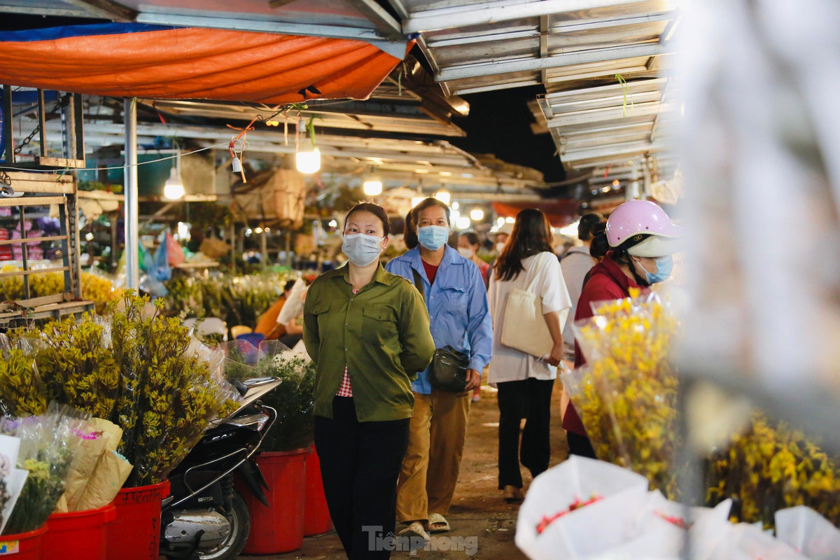 Tấp nập người mua-kẻ bán tại chợ hoa đêm lớn nhất của Hà Nội khi cả thành phố đang chìm vào giấc ngủ. Các thương lái buôn, người dân, giới trẻ thường ghé chợ hoa Quảng Bá (nằm ở 236 Đ. Âu Cơ, Quảng An, Tây Hồ, Hà Nội) vào ban đêm bởi đây là một trong những khu chợ nhộn nhịp mở cửa hằng đêm quanh năm với các quầy hàng bán hoa nhập từ khắp nơi trên thế giới.