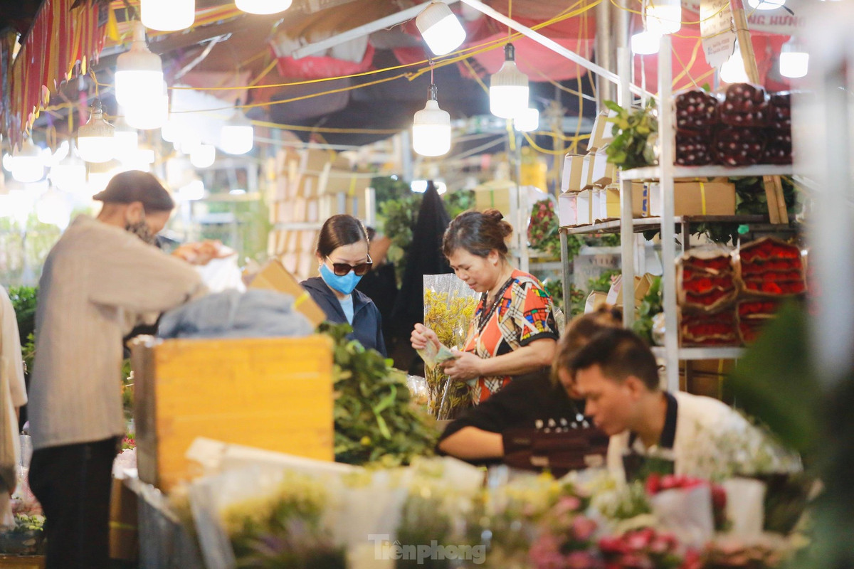 Cảnh mua bán nhộn nhịp ở chợ hoa Quảng Bá lúc nửa đêm.