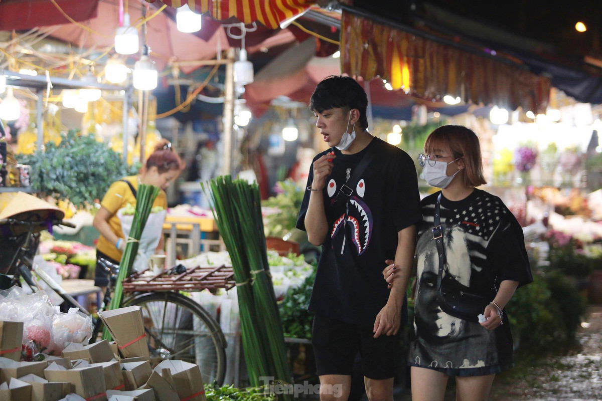 Một số bạn trẻ đến đây để quan sát và cảm nhận cuộc sống của người lao động về đêm.