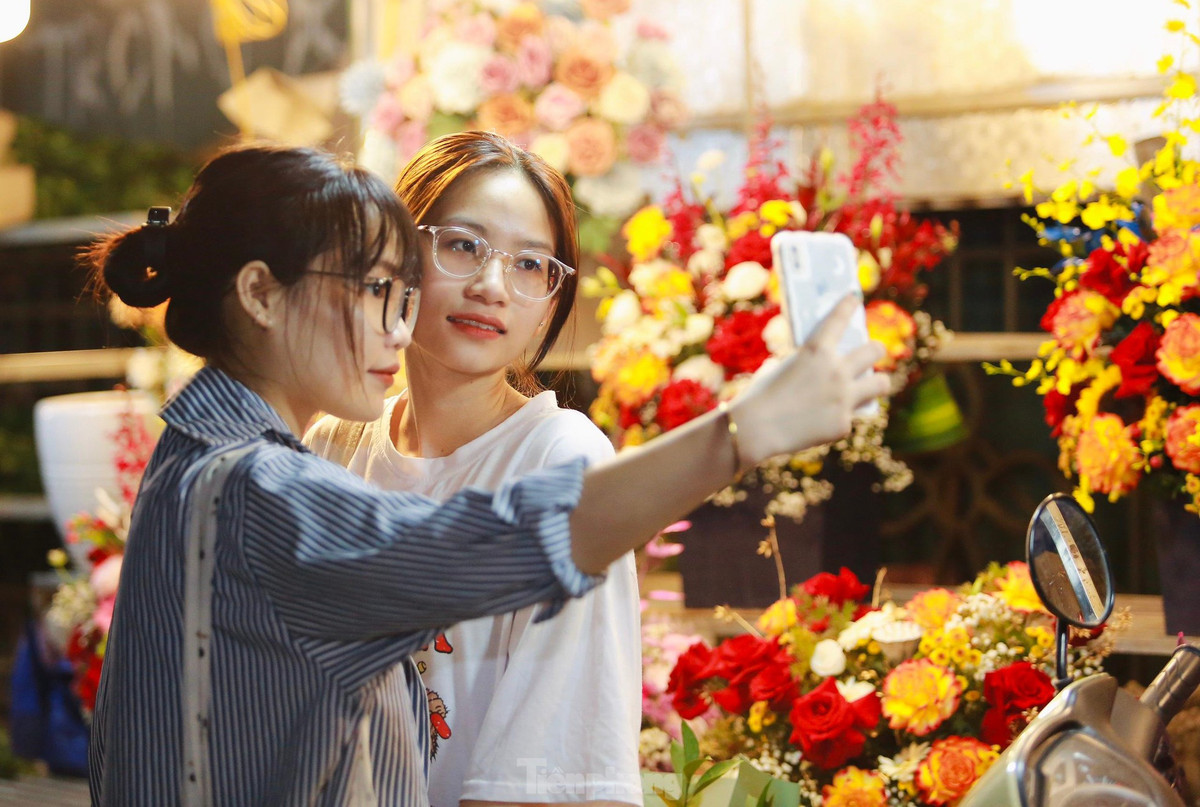 Theo ghi nhận của PV, khoảng thời gian từ 23h đến 3h sáng là lúc có nhiều bạn trẻ ghé thăm chợ hoa đêm nhất, đặc biệt là dịp cuối tuần.