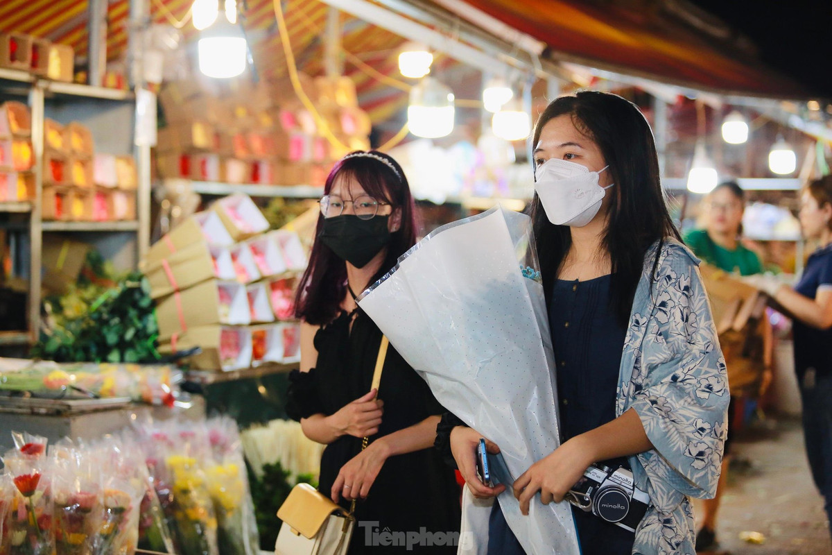 Chợ hoa đêm gần đây thu hút nhiều bạn trẻ ghé thăm, mua hoa và chụp ảnh.
