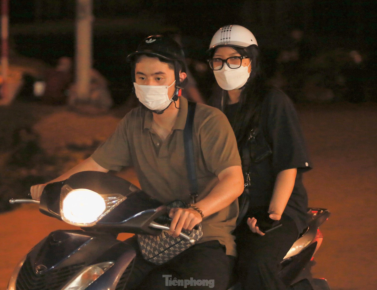 Đôi bạn di chuyển vào chợ hoa Quảng Bá lúc 3h sáng.