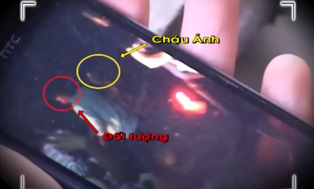 Trong quá trình xác minh, điều tra, Công an đã được một cháu bé trong đội múa lân cung cấp một số hình ảnh chụp lưu niệm sau khi kết thúc múa lân, trong những bức hình đó có tấm hình ghi lại cảnh một người đàn ông khoảng hơn 30 tuổi ngồi trên xe máy đang nói chuyện với cháu Ánh. Tuy nhiên tấm hình rất mờ, khó phát hiện đối tượng là ai. Nhưng có thể đây là nút thắt vụ án. Ngay lập tức những thông tin và bức hình này đã được Ban chuyên án phân tích, mổ xẻ khá kỹ lưỡng.