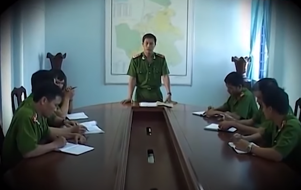 Việc truy tìm phải rà soát qua nhiều manh mối nên mất nhiều thời gian, trong khi sức ép đẩy nhanh tiến độ truy tìm thủ phạm phải hết sức khẩn trương. Và không chỉ với người thân, bạn bè của cháu Ánh đang trông chờ thông tin từ cơ quan điều tra mà dư luận vẫn từng bước dõi theo diễn tiến của vụ mất tích đầy bí ẩn trong đêm Trung thu của cháu gái tuổi 13 này càng khiến trách nhiệm của lực lượng Công an nặng nề hơn.