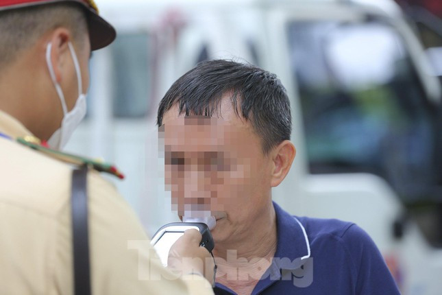 Trong buổi chiều ngày 6/6, Đội CSGT số 6 Phòng CSGT Hà Nội đã ra quân xử lý vi phạm nồng độ cồn tại tuyến đường Xuân Thuỷ (quận Cầu Giấy).