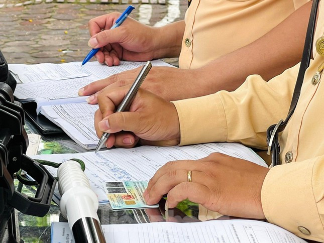 Người này cho biết, có đi uống vui với bạn bè 2 cốc bia sau đó xin phép về sớm để đi họp. Khi đến nút giao thông Xuân Thủy – Cầu Giấy thì bị lực lượng CSGT dừng xe và kiểm tra nồng độ cồn.