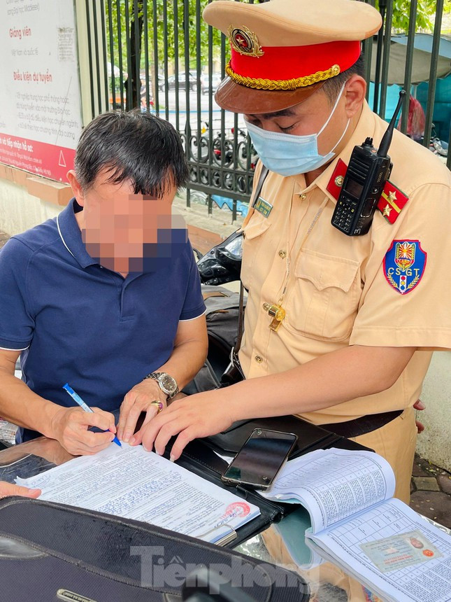 Anh B..X.H nhà ở quận Cầu Giấy chia sẻ: "Tôi đi đưa hồ sơ cho cậu em ở quán bia T.H, chỉ có uống có 1,2 cốc bia giao lưu". Tuy nhiên tại thời điểm kiểm tra, anh H đo nồng độ là 0,209mg/l khí thở".