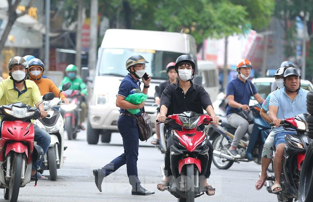 Người vi phạm này đã chấp nhận kết quả của máy đo nồng độ cồn và chấp nhận kí vào phiếu đo. Sau một hồi giải thích mong lực lượng CSGT thông cảm không thành công, anh L. đã tự ý để lại xe máy, nhanh chóng bỏ đi và không chấp hành kí vào biên bản xử phạt hành chính.