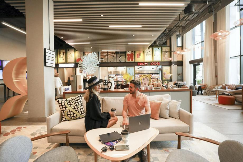 Với những tiện nghi đầy đủ tại thành phố xa hoa Dubai, khách sạn nỗ lực phục vụ tốt nhất tất cả đối tượng khách hàng. Tuy nhiên theo trải nghiệm của các phóng viên The National News, điểm bất cập cho các game thủ là họ nên chắc chắn máy tính khách sạn có tựa game mà họ chơi. Ngoài ra, người dùng nên cẩn thận thoát các hoạt động chứa thông tin cá nhân trước khi rời khách sạn. Ảnh: The National News.