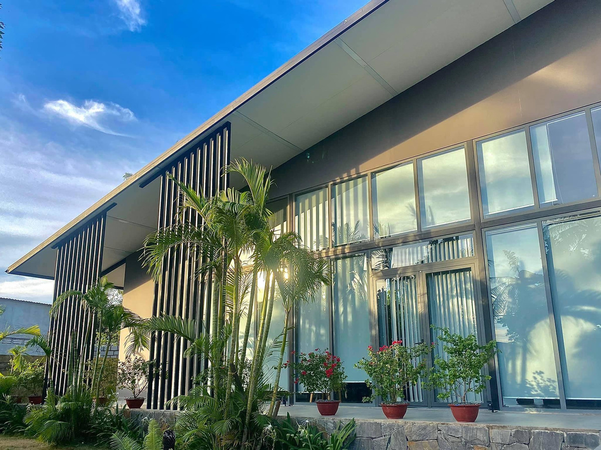 Biệt thự vườn dựng bằng sắt, trong nhà vẫn mát mẻ nhờ cây xanh ảnh 16