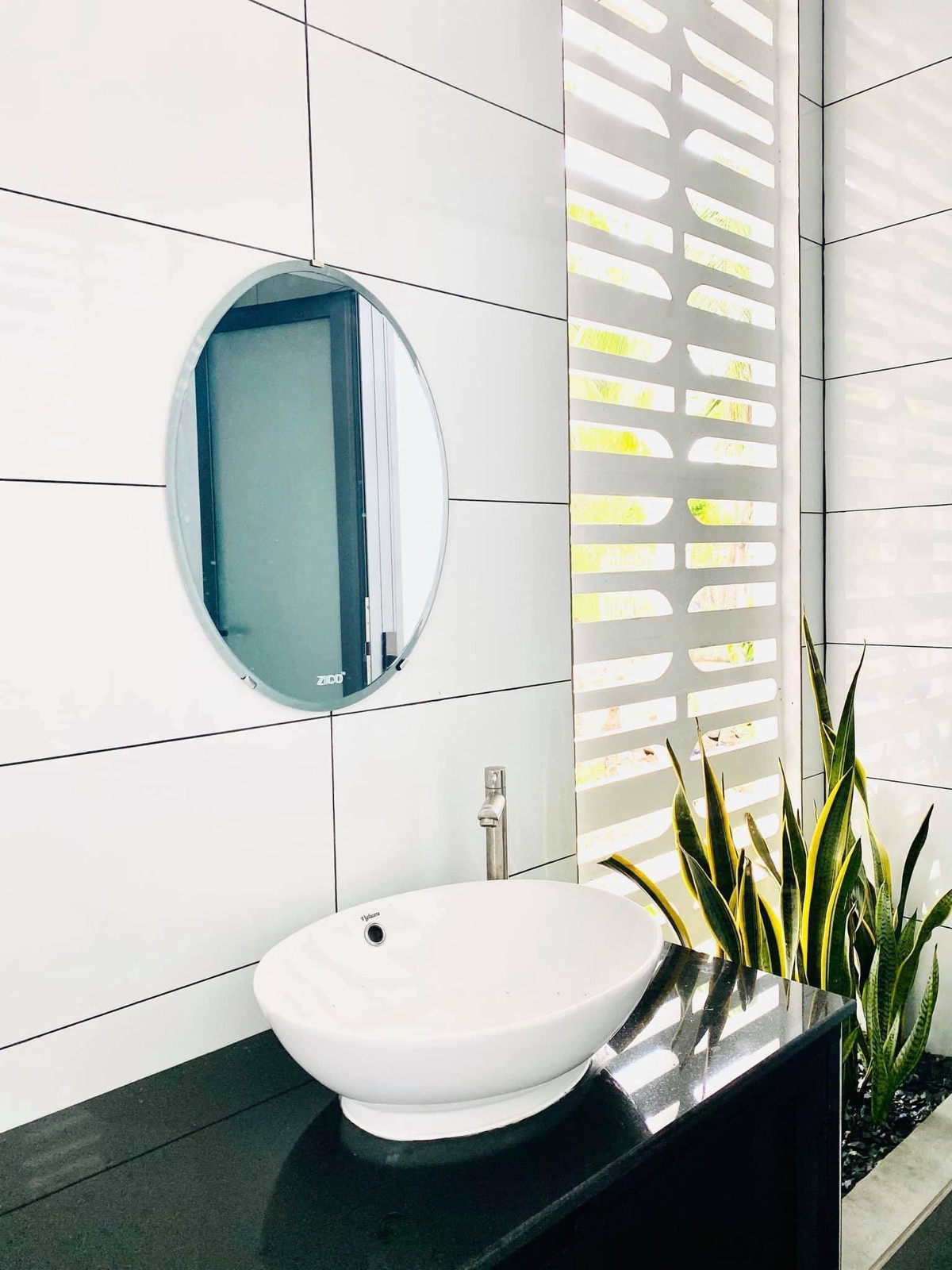 Biệt thự vườn dựng bằng sắt, trong nhà vẫn mát mẻ nhờ cây xanh ảnh 15