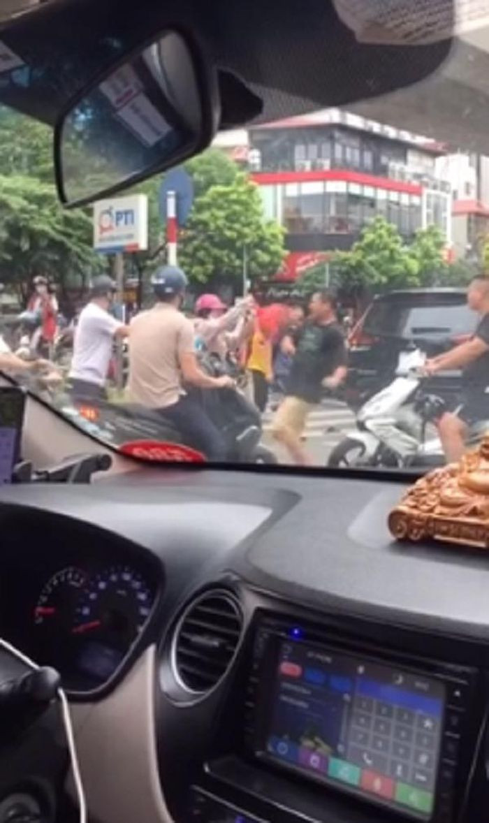 Hung hang dam boc sau va cham giao thong, 2 nguoi dan ong bi 1 phu nu 'at via'