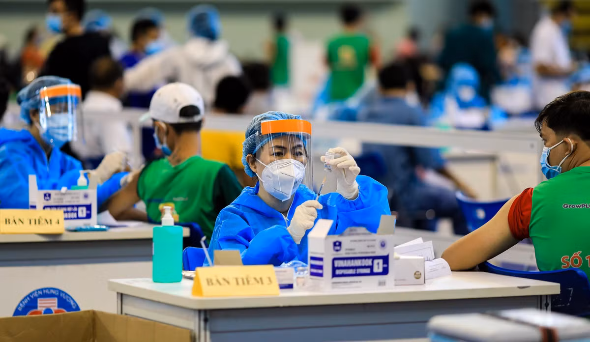 Giám đốc Sở Y tế TP.HCM Nguyễn Tấn Bỉnh cho biết từ ngày 19/6 tính đến ngày 22/6, TP.HCM thực hiện tiêm 95.000 mũi, ngày 23/6 có 122.280. Đến ngày 24/6, với sự hỗ trợ tổng lực của Trung ương và thành phố, tổng số liều tiêm đã tăng lên 172.930 liều. Tổng cộng trong ngày 22, 23 và 24/6, TP.HCM có 438.502 lượt người đến tiêm. Sau khám sàng lọc, có hơn 40.412 người tạm hoãn do nhiều nguyên nhân như cao huyết áp, tâm lý gây rối loạn và một số trường hợp khác sau khi bác sĩ sàng lọc.