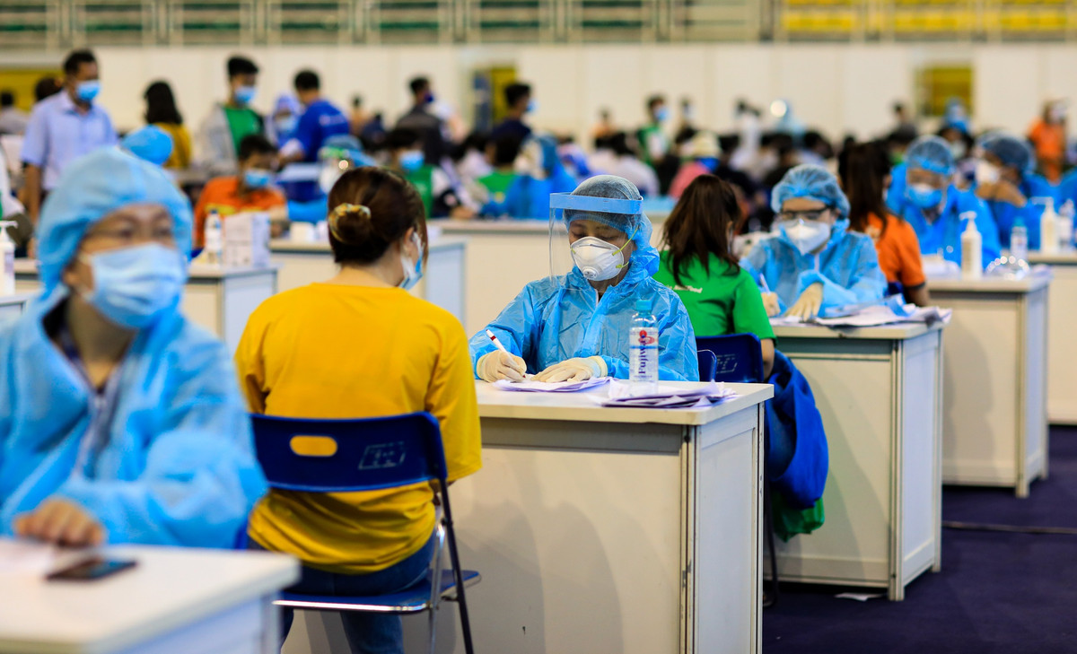 5 ngày qua, thành phố ghi nhận 1.109 trường hợp gặp phản ứng phụ sau tiêm. Trong đó, 73 người bị sốc phản vệ, 26 người phản vệ độ 2, 15 người phản vệ độ 3, 2 người phản vệ độ 4 và 10 trường hợp khác. Trong 10 người phản vệ độ 4 có 1 người ngưng tim.