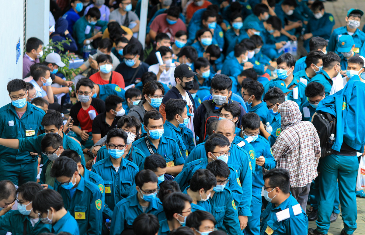 Nguoi dan ngoi chat kin nha thi dau Phu Tho cho tiem vaccine Covid-19