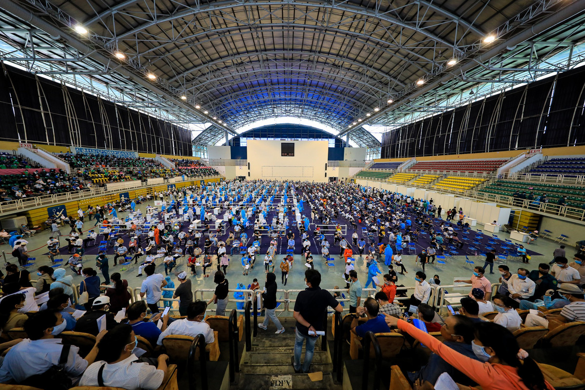 Nhà thi đấu Phú Thọ có gần 150 bàn tiêm chủng, khám sàng lọc. Lực lượng tiêm đến từ 9 đơn vị như Bệnh viện Đại học Y Dược, Bệnh viện Nhân dân 115, Bệnh viện Răng Hàm Mặt… Tổng số lượng nhân viên y tế được huy động là 230 người. Đây là điểm tiêm lớn nhất của TP.HCM trong chiến dịch lần này.