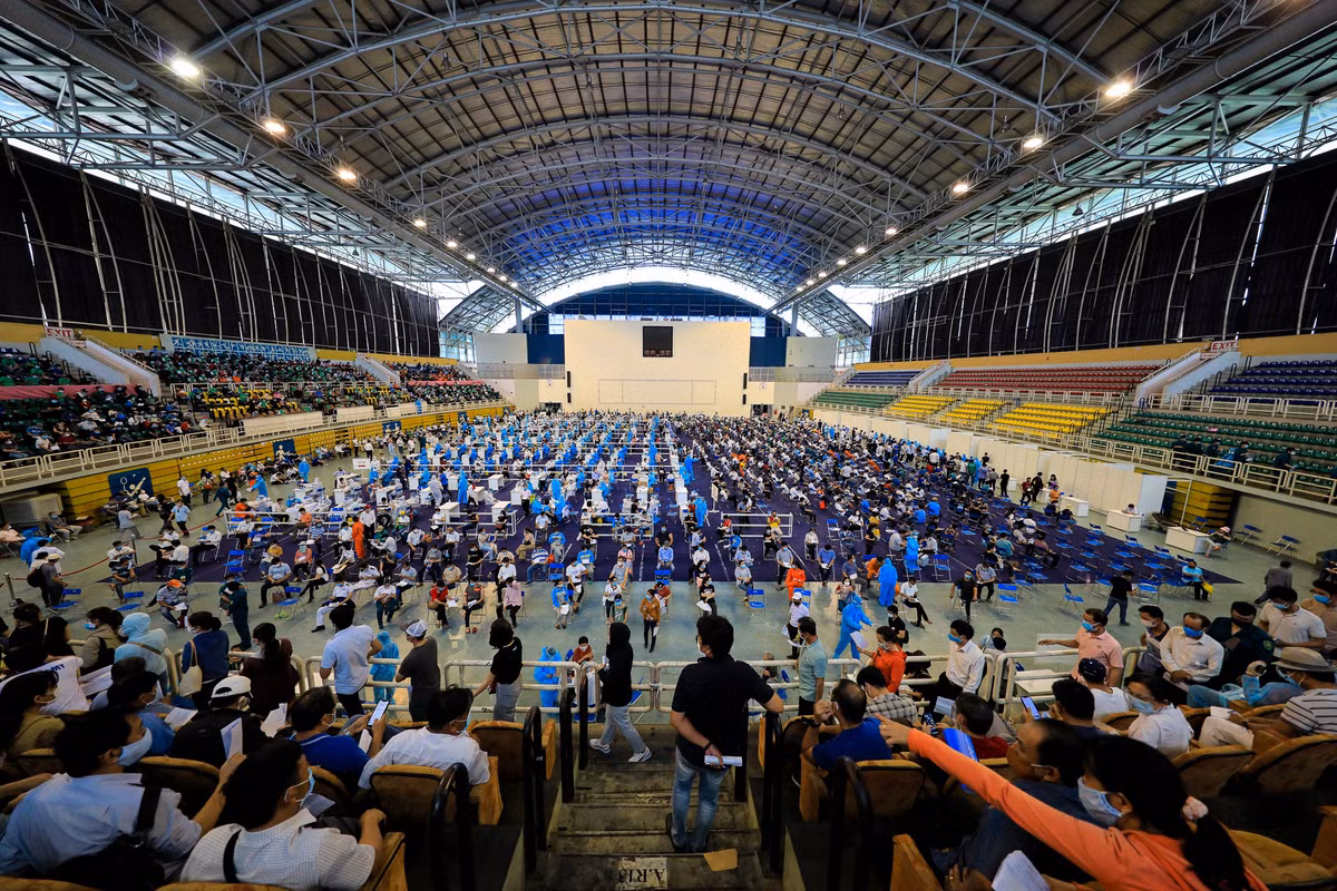 Nhà thi đấu Phú Thọ có gần 150 bàn tiêm chủng, khám sàng lọc. Lực lượng tiêm đến từ 9 đơn vị như Bệnh viện Đại học Y Dược, Bệnh viện Nhân dân 115, Bệnh viện Răng Hàm Mặt… Tổng số lượng nhân viên y tế được huy động là 230 người. Đây là điểm tiêm lớn nhất của TP.HCM trong chiến dịch lần này.