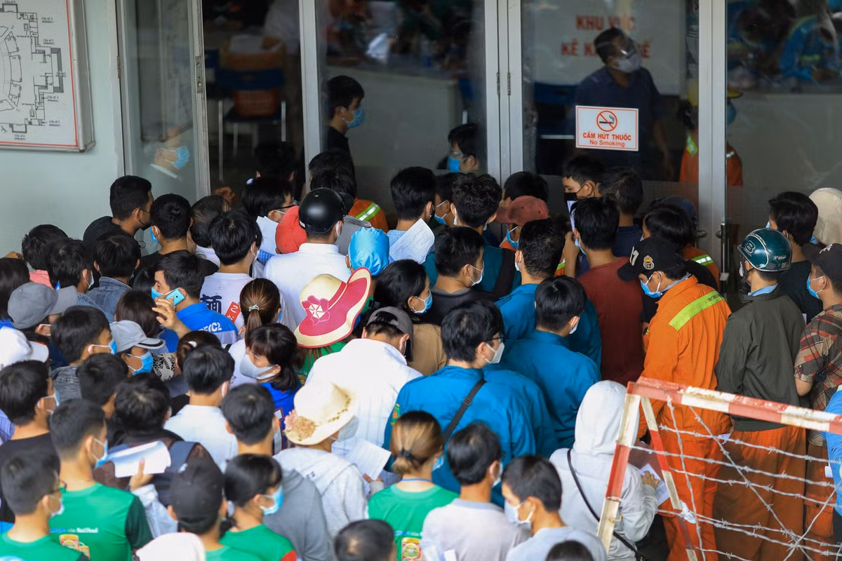 "Tôi không được thông báo giờ tiêm chính xác vì trong giấy chỉ ghi khung giờ đi tiêm từ 7h30 đến 15h. Tôi nghĩ nên cập nhật chính xác thời điểm tiêm vaccine cho người dân và các công ty để tránh tình trạng hàng nghìn người đổ về đây cùng lúc", anh Trọng Thức (dân quân tự vệ quận 6, TP.HCM) chia sẻ.