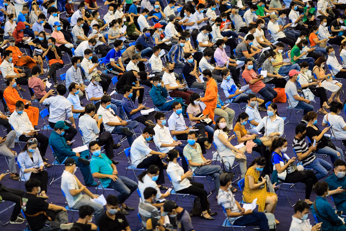 Khu vực chờ theo dõi sau tiêm 30 phút luôn trong tình trạng chật kín người. Nhiều người loay hoay hơn 15 phút mới tìm được chỗ ngồi chờ sau tiêm.