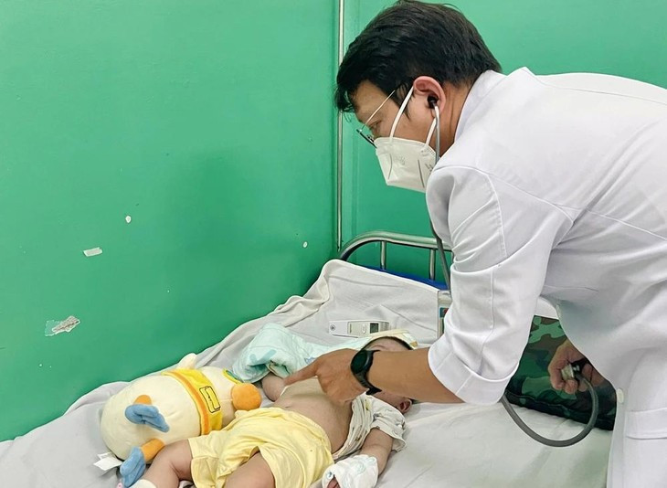 Thăm khám cho bệnh nhân mắc sởi tại TP HCM - Ảnh minh họa