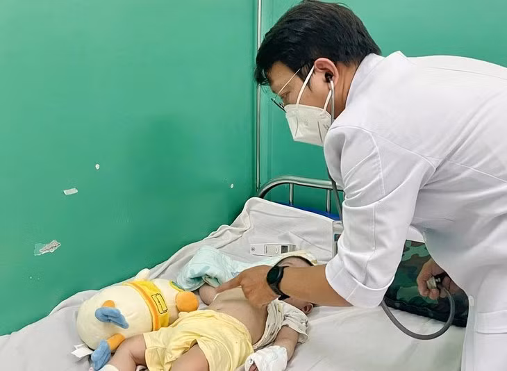 Thăm khám cho bệnh nhân mắc sởi tại TP HCM - Ảnh minh họa