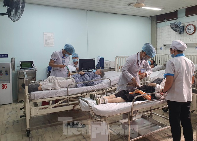 ##s###Hoạt động xét nghiệm cho nhân viên y tế nằm trong chiến dịch cao điểm mở rộng xét nghiệm trong cộng đồng nhằm kiểm soát và cắt đứt chuỗi lây nhiễm tại sân bay Tân Sơn Nhất, tăng cường giám sát người về từ vùng dịch, tầm soát không để dịch lây lan và phát hiện sớm nhất các trường hợp mắc COVID-19 tiềm ẩn trong cộng đồng.