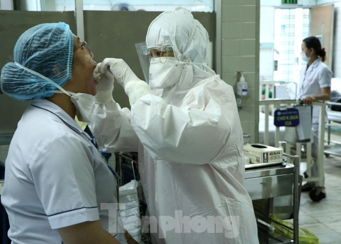 Từ đầu tháng 2 đến nay, hàng loạt bệnh viện ở TPHCM đã tổ chức lấy mẫu xét nghiệm tầm soát COVID-19 cho nhân viên y tế để phòng ngừa nguy cơ lây nhiễm dịch bệnh trong môi trường bệnh viện.