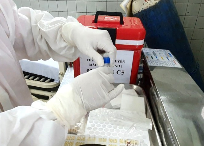 ##s###Các mẫu dịch mũi, họng sau khi được lấy sẽ cho vào thùng kín, khử khuẩn trước khi chuyển giao cho khoa Sinh Hóa thực hiện xét nghiệm.