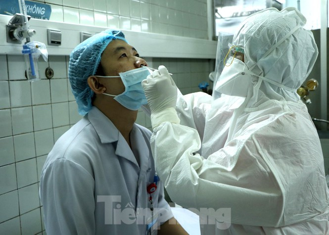 ##s###Đối với các y bác sĩ làm việc ở những bộ phận thường xuyên phải tiếp xúc với bệnh nhân mới, có biểu hiện ho, sốt như khu khám sàng lọc, tiếp nhận bệnh hay khoa cấp cứu sẽ được xét nghiệm định kỳ nhiều lần.