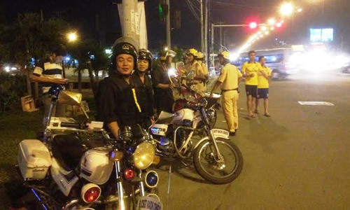 Tổ công tác thuộc Đội CSGT Rạch Chiếc đang làm nhiệm vụ trên xa lộ Hà Nội để kiểm tra nồng độ cồn theo kế hoạch của BGĐ công an TP HCM.