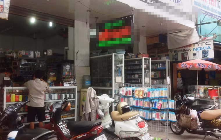 Các cửa hàng trên đường Hùng Vương (chạy dài từ quận 10 đến quận 5) bán đủ các loại linh kiện ĐTDĐ có nguồn gốc "Made in China".