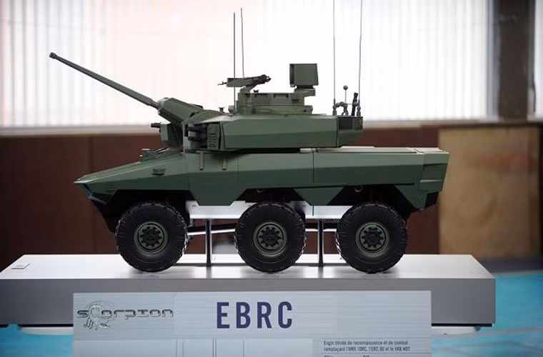 Tất nhiên ngoài việc dựa vào phương thức phòng vệ bị động như bọc thêm giáp, EBRC Jaguar còn sẽ trang bị phương thức phòng vệ chủ động như máy gây nhiễu hồng ngoại, để đối phó với mối đe dọa từ tên lửa chống tăng.