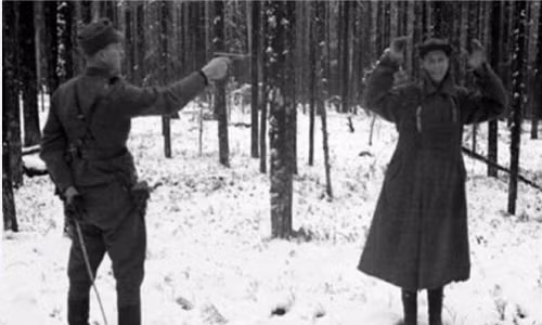 Điệp viên Liên Xô cười khi bị hành hình trong một khu rừng tại Phần Lan năm 1939.