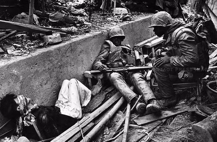 Hai lính Mỹ bắt được một tù nhân Việt Nam. Tù nhân này bị bịt kín mắt, trói tay.
