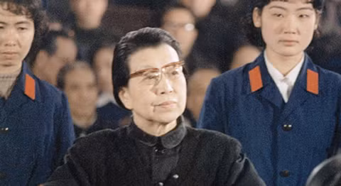 Trong thời kỳ Đại cách mạng văn hóa, Giang Thanh cầm đầu“Tứ nhân bang” hay còn gọi là “Bè lũ bốn tên” nhằm thâu tóm quyền lực và khuynh đảo Trung Quốc trong khoảng thời gian từ năm 1966 - 1976.