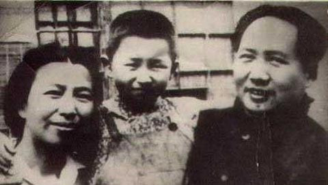 Hạ Tử Trân - người vợ thứ ba trẻ trung xinh đẹp kém Mao Trạch Đông 16 tuổi và người vợ cuối cùng của Mao Trạch Đông là Giang Thanh. Ảnh chụp Mao Trạch Đông và Giang Thanh.