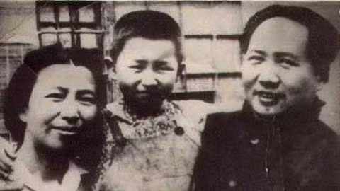 Hạ Tử Trân - người vợ thứ ba trẻ trung xinh đẹp kém Mao Trạch Đông 16 tuổi và người vợ cuối cùng của Mao Trạch Đông là Giang Thanh. Ảnh chụp Mao Trạch Đông và Giang Thanh.