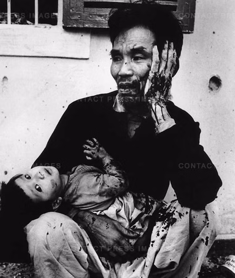 Hình ảnh đau lòng người cha ôm con nhỏ bị thương do quân đội Mỹ ném lựu đạn vào nơi trú ẩn của họ hồi tháng 2/1968.