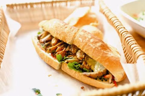 Món bánh mì của Việt Nam được cho là món bánh mỳ châu Á được thực khách nước ngoài yêu thích, đặc biệt là du khách Mỹ. Thậm chí, chuyên gia về bánh mì Andrea Nguyen đã viết một sổ tay về món bánh mỳ của Việt Nam với tên gọi "Cẩm nang bánh mì" (tên tiếng Anh là "The Banh Mi Handbook") đã được xuất bản và được bạn đọc yêu thích.