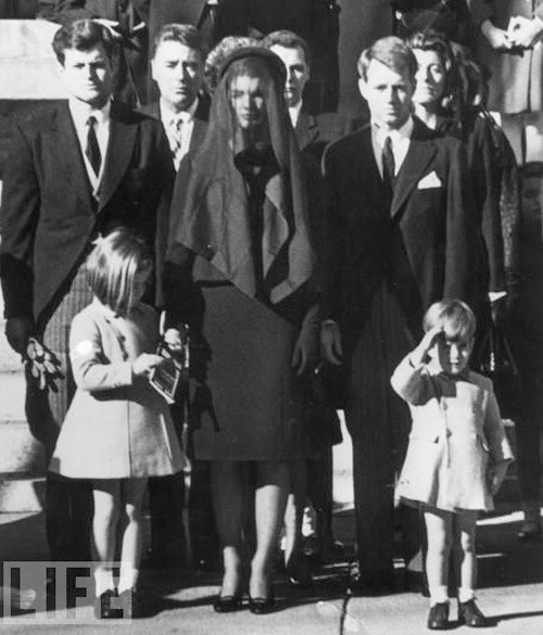 Đệ nhất phu nhân Kennedy đã tháo chiếc nhẫn cưới và đeo lên ngón tay chồng khi chôn cất cố Tổng thống Kennedy.