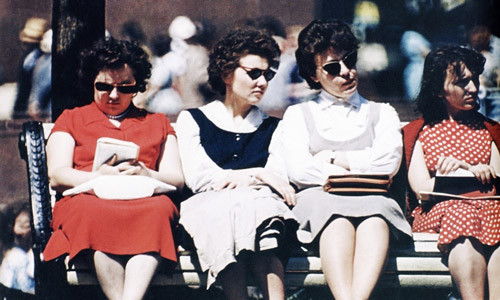 4 phụ nữ Liên Xô ngồi thư giãn trên băng ghế.