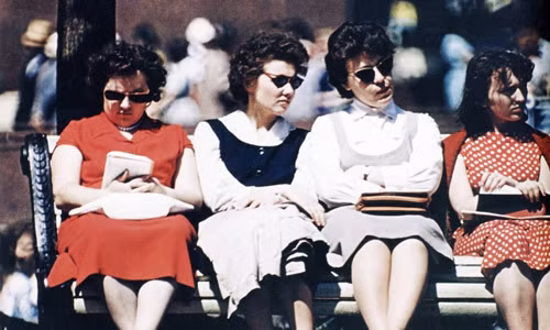 4 phụ nữ Liên Xô ngồi thư giãn trên băng ghế.