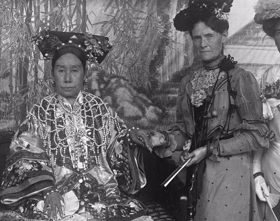 Bà vốn là người đầy trí tuệ, quả quyết, dưới sự thống trị anh minh của bà, những quan thần trí dũng song toàn đều quy phục dưới chân bà, trong đó phải kể tới Tăng Quốc Phiên, Lý Hồng Chương, Viên Thế Khải. Bộ ba này được coi là món quà quý giá mà ông trời ban tặng cho bà, giúp bà cai trị đất nước trong suốt 40 năm.