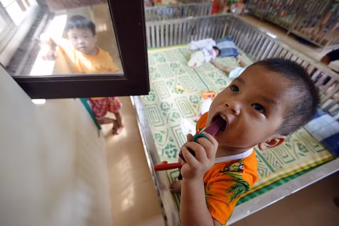 Một số bé khác khá nghịch ngợm, nhìn ngắm mọi thứ trong phòng.