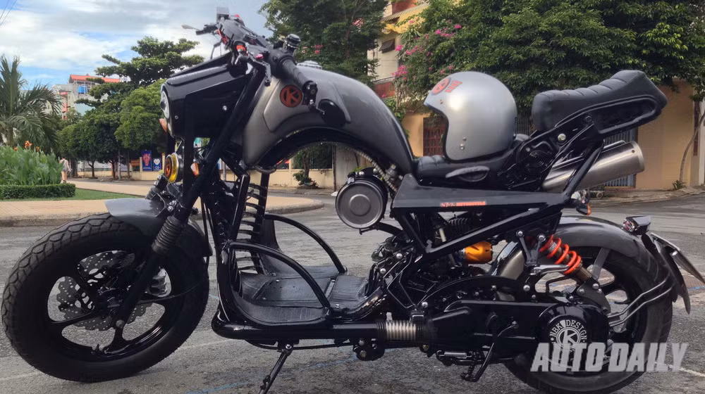 Từ nguyên bản mẫu xe SYM Fiddle 125cc có thiết kế khá nữ tính, xe đã được "độ" lại hoàn toàn với mục đích tăng sự tiện dụng cho người điều khiển xe, kể cả khi di chuyển trong thành phố và những chuyến đi xa. Trong ảnh là tổng thể chiếc SYM Fiddle thành phẩm với chi phí 70 triệu đồng, thời gian hoàn thành là hai tháng rưỡi.