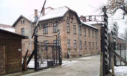 Khu tổ hợp trại tập trung Auschwitz bao gồm 3 trại chính và ít nhất 36 trại khác được xây dựng bên ngoài thị trấn Oswiecim trong khoảng thời gian từ năm 1940-1942.