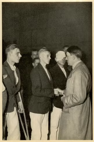 Trùm phát xít Hitler bắt tay một số sĩ quan SS bị thương trong một buổi gặp.